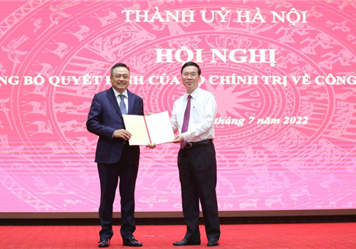 Chiều 15-7, tại trụ sở Thành ủy Hà Nội diễn ra hội nghị công bố quyết định của Bộ Chính trị về công tác cán bộ. Theo quyết định của Bộ Chính trị, đồng chí Trần Sỹ Thanh, Ủy viên Trung ương Đảng, Tổng Kiểm toán Nhà nước được điều động, phân công tham gia Ban Chấp hành Đảng bộ, Ban Thường vụ Thành ủy Hà Nội, giữ chức Phó Bí thư Thành ủy nhiệm kỳ 2020-2025. 