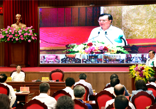 Sáng 15-7, Thành ủy Hà Nội tổ chức hội nghị tổng kết thực hiện Nghị quyết số 54-NQ/TƯ, ngày 14-9-2005 của Bộ Chính trị khóa IX về phát triển kinh tế - xã hội và bảo đảm quốc phòng, an ninh vùng Đồng bằng sông Hồng đến năm 2010 và định hướng đến năm 2020; Kết luận số 13-KL/TƯ, ngày 28-11-2011 của Bộ Chính trị về tiếp tục thực hiện Nghị quyết số 54-NQ/TƯ trên địa bàn thành phố Hà Nội.