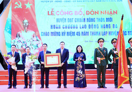 Sáng 15-7, huyện Sóc Sơn trang trọng tổ chức lễ công bố và đón nhận Huân chương Lao động hạng Ba của Chủ tịch nước; Quyết định của Thủ tướng Chính phủ công nhận huyện Sóc Sơn đạt chuẩn nông thôn mới, chào mừng kỷ niệm 45 năm thành lập huyện.
