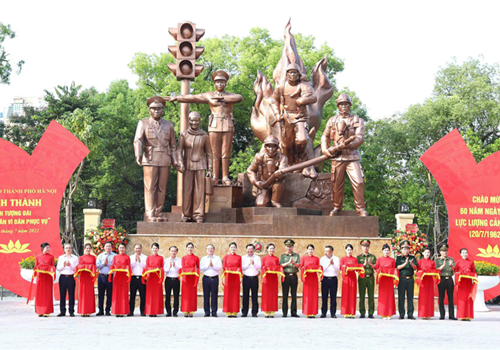 Sáng 17-7, tại phố Trần Nhân Tông, phường Nguyễn Du, quận Hai Bà Trưng (Hà Nội), nhân kỷ niệm 60 năm Ngày truyền thống lực lượng Cảnh sát nhân dân (20/7/1962 - 20/7/2022), Bộ Công an đã chủ trì và phối hợp với UBND thành phố Hà Nội tổ chức lễ khánh thành tượng đài “Công an nhân dân vì dân phục vụ”.
