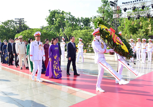 Sáng 26-7, Đoàn đại biểu thành phố Hà Nội đã đến dâng hương, tưởng niệm các Anh hùng liệt sĩ tại Đài tưởng niệm các Anh hùng liệt sĩ trên đường Bắc Sơn.