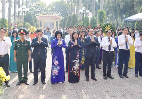 Sáng 27-7, Ủy viên Trung ương Đảng, Phó Bí thư Thường trực Thành ủy Hà Nội Nguyễn Thị Tuyến đã dẫn đầu Đoàn đại biểu Thành ủy, HĐND, UBND, Ủy ban Mặt trận Tổ quốc Việt Nam thành phố Hà Nội đã đến dâng hương tưởng niệm các Anh hùng liệt sĩ tại Nghĩa trang liệt sĩ Nhổn nhân dịp kỷ niệm 75 năm Ngày Thương binh - Liệt sĩ (27/7/1947 - 27/7/2022).
