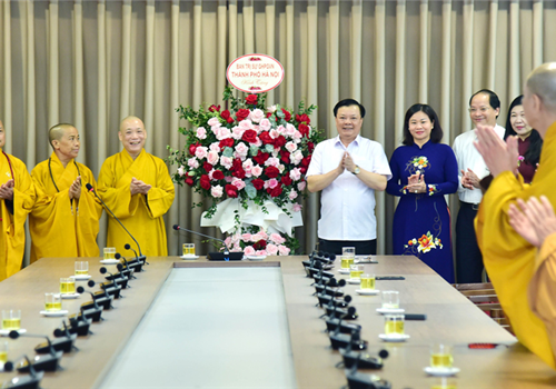 Chiều 6-7, đồng chí Đinh Tiến Dũng, Ủy viên Bộ Chính trị, Bí thư Thành ủy, Trưởng đoàn đại biểu Quốc hội thành phố Hà Nội chủ trì tiếp Ban Trị sự Thành hội Phật giáo Hà Nội (nhiệm kỳ 2022-2027) thăm Thành ủy Hà Nội nhân Đại hội đại biểu Giáo hội Phật giáo Việt Nam thành phố Hà Nội. Tham gia buổi tiếp có Ủy viên Trung ương Đảng, Phó Bí thư Thường trực Thành ủy Nguyễn Thị Tuyến; các Ủy viên Ban Thường vụ Thành ủy: Chủ tịch Ủy ban Mặt trận Tổ quốc Việt Nam thành phố Nguyễn Lan Hương, Trưởng ban Dân vận Thành ủy Nguyễn Doãn Toản.