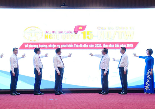 Ngày 1-8, Ban Tuyên giáo Thành ủy Hà Nội tổ chức lễ phát động Hội thi tìm hiểu Nghị quyết số 15-NQ/TW, ngày 5-5-2022 của Bộ Chính trị về "Phương hướng, nhiệm vụ phát triển Thủ đô Hà Nội đến năm 2030, tầm nhìn đến năm 2045". Ủy viên Bộ Chính trị, Bí thư Thành ủy, Trưởng đoàn đại biểu Quốc hội thành phố Hà Nội Đinh Tiến Dũng dự lễ phát động.