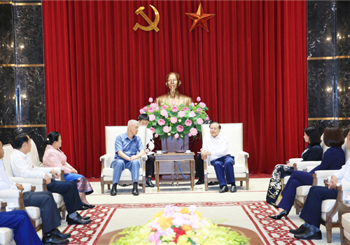 Sáng 11-8, Đoàn đại biểu cấp cao Thủ đô Viêng Chăn, Cộng hòa Dân chủ Nhân dân Lào do đồng chí Anouphap Tounalom, Bí thư Trung ương Đảng, Bí thư Thành ủy, Chủ tịch HĐND Thủ đô Viêng Chăn đã đến chào xã giao đồng chí Phạm Quang Nghị, nguyên Ủy viên Bộ Chính trị, nguyên Bí thư Thành ủy Hà Nội. Cùng tham gia tiếp đoàn có Ủy viên Trung ương Đảng, Phó Bí thư Thường trực Thành ủy Hà Nội Nguyễn Thị Tuyến.