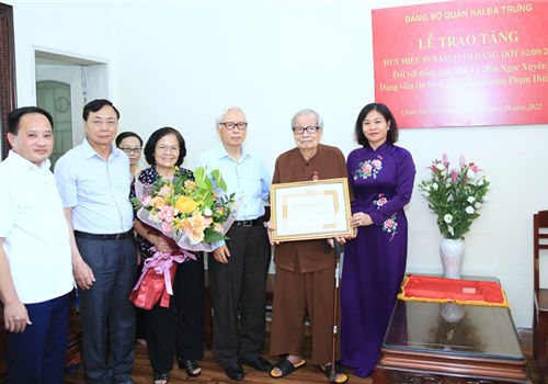 Chiều 17-8, Ủy viên Trung ương Đảng, Phó Bí thư Thường trực Thành ủy Hà Nội Nguyễn Thị Tuyến đến nhà riêng trao Huy hiệu 85 năm tuổi Đảng đợt 2-9 tặng đảng viên lão thành Mai Vy (Bùi Ngọc Xuyên).