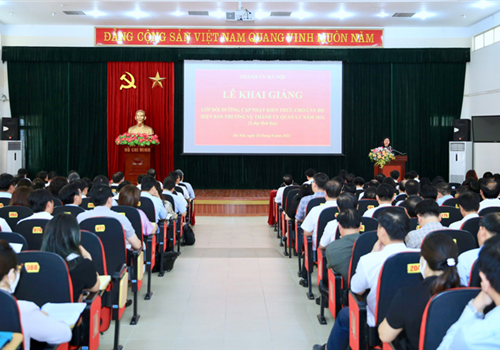 Sáng 18-8, Ban Thường vụ Thành ủy Hà Nội tổ chức khai giảng lớp bồi dưỡng, cập nhật kiến thức dành cho cán bộ thuộc diện Ban Thường vụ Thành ủy quản lý năm 2022. Ủy viên Trung ương Đảng, Phó Bí thư Thường trực Thành ủy Hà Nội Nguyễn Thị Tuyến dự và phát biểu chỉ đạo. 