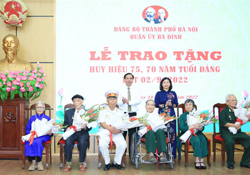 Sáng 18-8, Quận ủy Ba Đình đã tổ chức Lễ trao tặng Huy hiệu Đảng đợt 2-9-2022 cho các đảng viên lão thành trên địa bàn. Đồng chí Nguyễn Thị Tuyến, Ủy viên Trung ương Đảng, Phó Bí thư Thường trực Thành ủy Hà Nội dự và trao Huy hiệu Đảng cho các đảng viên 80 năm, 75 năm và 70 năm tuổi Đảng.