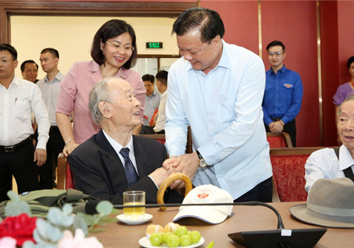 Chiều 19-8, đồng chí Đinh Tiến Dũng, Ủy viên Bộ Chính trị, Bí thư Thành ủy, Trưởng đoàn đại biểu Quốc hội thành phố Hà Nội chủ trì buổi gặp mặt thân mật với đại diện Ban liên lạc các chiến sĩ Việt Minh thành Hoàng Diệu nhân kỷ niệm 77 năm Cách mạng Tháng Tám (19/8/1945 - 19/8/2022) và Quốc khánh nước Cộng hòa xã hội chủ nghĩa Việt Nam (2/9/1945 - 2/9/2022).