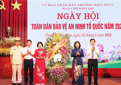 Nhân kỷ niệm 77 năm Cách mạng Tháng Tám, Quốc khánh 2-9; 77 năm Ngày truyền thống lực lượng Công an nhân dân, 17 năm Ngày hội toàn dân bảo vệ an ninh Tổ quốc, tối 18-8, Đảng bộ, chính quyền phường Điện Biên (quận Ba Đình) đã tổ chức Ngày hội toàn dân bảo vệ an ninh Tổ quốc.