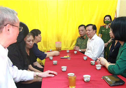 Sáng 2-8, Ủy viên Bộ Chính trị, Bí thư Thành ủy, Trưởng đoàn đại biểu Quốc hội thành phố Hà Nội Đinh Tiến Dũng dẫn đầu đoàn lãnh đạo thành phố đến thăm, động viên gia đình 3 cán bộ, chiến sĩ Đội Cảnh sát phòng cháy, chữa cháy và cứu nạn, cứu hộ (Công an quận Cầu Giấy) hy sinh khi tham gia chữa cháy tại quán karaoke ISIS 231 Quan Hoa, phường Quan Hoa, quận Cầu Giấy.