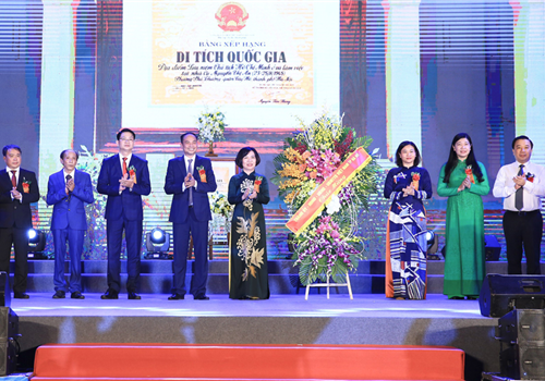 Trong không khí tự hào của nhân dân Thủ đô và cả nước hướng tới kỷ niệm 77 năm Cách mạng Tháng Tám thành công, Quốc khánh 2-9 và 53 năm thực hiện Di chúc của Chủ tịch Hồ Chí Minh, tối 23-8, Quận ủy - HĐND - UBND - Ủy ban Mặt trận Tổ quốc Việt Nam quận Tây Hồ long trọng tổ chức Lễ đón nhận Bằng xếp hạng di tích quốc gia địa điểm lưu niệm Chủ tịch Hồ Chí Minh ở và làm việc tại gia đình cụ Nguyễn Thị An, phường Phú Thượng (từ ngày 23-8 đến 25-8-1945).