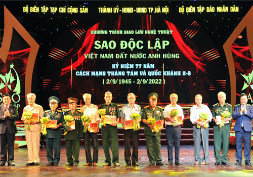 Nhân kỷ niệm 77 năm Cách mạng Tháng Tám và Quốc khánh 2-9, tối 28-8, tại Nhà hát Lớn Hà Nội, Tạp chí Cộng sản, Thành ủy - HĐND - UBND - Ủy ban Mặt trận Tổ quốc Việt Nam thành phố Hà Nội và Báo Nhân Dân đồng tổ chức Chương trình giao lưu nghệ thuật “Sao Độc lập” với chủ đề “Việt Nam đất nước Anh hùng” nhằm tôn vinh những giá trị trường tồn, bất diệt của dân tộc Việt Nam.