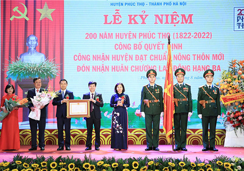 Sáng 3-8, huyện Phúc Thọ trang trọng tổ chức lễ kỷ niệm 200 năm Ngày thành lập huyện (1822-2022); công bố và đón nhận Huân chương Lao động hạng Ba của Chủ tịch nước; Quyết định của Thủ tướng Chính phủ công nhận huyện Phúc Thọ đạt chuẩn nông thôn mới. 