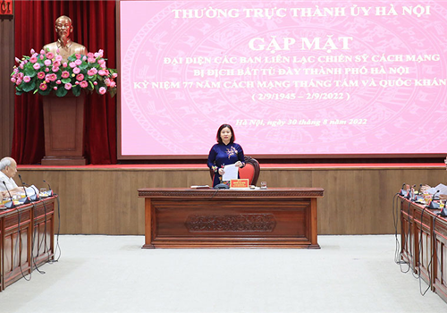 Chiều 30-8, Thường trực Thành ủy Hà Nội tổ chức buổi gặp mặt đại diện các Ban liên lạc chiến sĩ cách mạng bị địch bắt tù đày thành phố Hà Nội nhân kỷ niệm 77 năm Cách mạng Tháng Tám và Quốc khánh 2-9 (1945-2022). Đồng chí Nguyễn Thị Tuyến, Ủy viên Trung ương Đảng, Phó Bí thư Thường trực Thành ủy Hà Nội chủ trì Hội nghị

