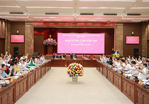 Sáng 31-8, Ban Chấp hành Đảng bộ Thành phố Hà Nội khóa 17 tổ chức Hội nghị chuyên đề bàn về vấn đề phân cấp, ủy quyền quản lý nhà nước và đầu tư công. Đồng chí Đinh Tiến Dũng, Ủy viên Bộ Chính trị, Bí thư Thành ủy, Trưởng đoàn đại biểu Quốc hội thành phố Hà Nội cùng các đồng chí thường trực Thành ủy chủ trì hội nghị.
