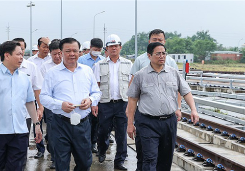 Sáng 7-8, Thủ tướng Chính phủ Phạm Minh Chính làm việc với lãnh đạo các bộ, ngành, đơn vị nhà thầu thi công và thành phố Hà Nội để tháo gỡ các khó khăn, vướng mắc, thúc đẩy tiến độ xây dựng “Tuyến đường sắt đô thị thí điểm thành phố Hà Nội, đoạn Nhổn - ga Hà Nội.
