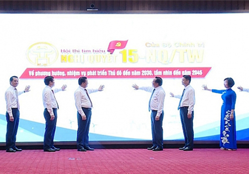 Lần đầu tiên một hội thi tìm hiểu Nghị quyết được Ban tuyên giáo Thành ủy Hà Nội tổ chức bằng hình thức trực tuyến. Đó là Hội thi tìm hiểu Nghị quyết số 15-NQ/TƯ của Bộ Chính trị về "Phương hướng, nhiệm vụ phát triển Thủ đô đến năm 2030, tầm nhìn đến năm 2045" trên nền tảng trực tuyến tại địa chỉ https://tuyengiaothudo.vn/. Việc ứng dụng công nghệ thông tin mang lại những đổi mới nào về thể thức, nội dung cũng như tính lan tỏa của hội thi? Câu trả lời sẽ có trong trao đổi của Uỷ viên Ban Thường vụ Thành uỷ, Trưởng ban Tuyên giáo Thành ủy Bùi Huyền Mai với phóng viên Thời sự.
