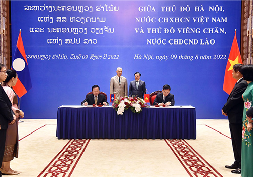 Ngay sau hội đàm, Bí thư Thành ủy Hà Nội Đinh Tiến Dũng và Bí thư Thành ủy Viêng Chăn Anouphap Tounalom chứng kiến lễ ký kết: Văn bản thỏa thuận giữa UBND thành phố Hà Nội và Chính quyền Thủ đô Viêng Chăn về cách thức triển khai hỗ trợ kinh phí xây dựng trụ sở Sở Tư pháp và Viện Kiểm sát Thủ đô Viêng Chăn; Biên bản hợp tác giữa Quận ủy Hoàn Kiếm và Huyện ủy Chanthabuly; Biên bản hợp tác giữa Thành đoàn Hà Nội và Thành đoàn Viêng Chăn, Biên bản hợp tác giữa Trường Đào tạo cán bộ Lê Hồng Phong và Trường Hành chính - Chính trị Thủ đô Viêng Chăn.