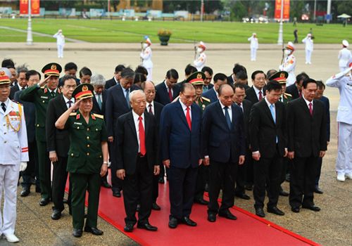 Nhân kỷ niệm 77 năm Cách mạng Tháng Tám và Quốc khánh 2-9 (1945-2022), sáng 1-9, Đoàn đại biểu Ban Chấp hành Trung ương Đảng, Chủ tịch nước, Quốc hội, Chính phủ, Ủy ban Trung ương Mặt trận Tổ quốc Việt Nam cùng đại diện các bộ, ngành trung ương và thành phố Hà Nội đến đặt vòng hoa, vào Lăng viếng Chủ tịch Hồ Chí Minh.