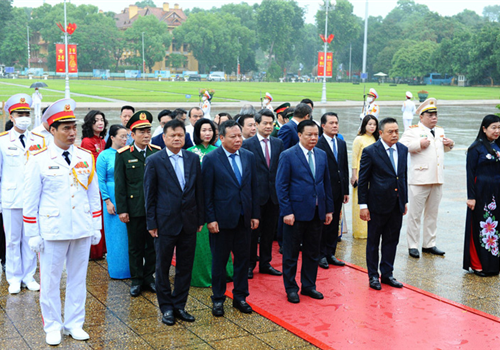 Nhân kỷ niệm 77 năm Cách mạng Tháng Tám và Quốc khánh 2-9 (1945-2022), sáng 1-9, Đoàn đại biểu Thành ủy, HĐND, UBND, Ủy ban Mặt trận Tổ quốc Việt Nam thành phố Hà Nội do đồng chí Đinh Tiến Dũng, Ủy viên Bộ Chính trị, Bí thư Thành ủy Hà Nội dẫn đầu, đã vào Lăng viếng Chủ tịch Hồ Chí Minh.