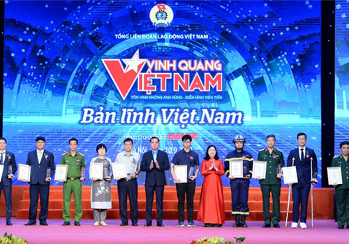 Với chủ đề "Bản lĩnh Việt Nam", chương trình Vinh quang Việt Nam năm 2022 dưới sự chỉ đạo của Tổng Liên đoàn Lao động Việt Nam, sự phối hợp của Ban Thi đua - Khen thưởng trung ương, do Báo Lao Động tổ chức đã diễn ra tại Hà Nội vào sáng 10-9.