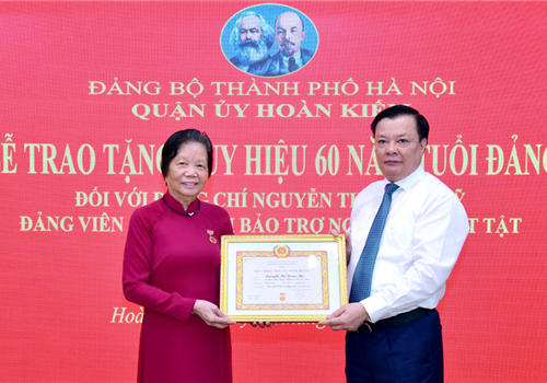 Chiều 22-9, Quận ủy Hoàn Kiếm trang trọng tổ chức lễ trao Huy hiệu Đảng tặng đảng viên lão thành Nguyễn Thị Xuân Mỹ. Tham dự có Ủy viên Bộ Chính trị, Bí thư Trung ương Đảng, Chủ nhiệm Ủy ban Kiểm tra Trung ương Trần Cẩm Tú; Ủy viên Bộ Chính trị, Bí thư Thành ủy, Trưởng đoàn đại biểu Quốc hội thành phố Hà Nội Đinh Tiến Dũng; Ủy viên Ban Thường vụ Thành ủy, Chủ nhiệm Ủy ban Kiểm tra Thành ủy Hà Nội Hoàng Trọng Quyết.