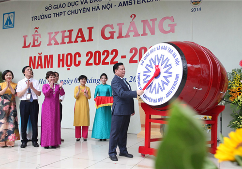 Sáng nay 5-9, hòa chung không khí vui tươi mở đầu năm học mới, đồng chí Đinh Tiến Dũng, Ủy viên Bộ Chính trị, Bí thư Thành ủy, Trưởng đoàn đại biểu Quốc hội thành phố Hà Nội đến dự lễ khai giảng chung vui cùng thầy trò Trường Trung học phổ thông Chuyên Hà Nội - Amsterdam. 