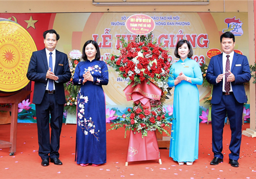  Sáng 5-9, Ủy viên Trung ương Đảng, Phó Bí thư Thường trực Thành ủy Hà Nội Nguyễn Thị Tuyến đã dự lễ khai giảng, thăm, động viên các thầy, cô giáo và học sinh Trường Trung học phổ thông Đan Phượng (huyện Đan Phượng) nhân dịp năm học mới 2022-2023.