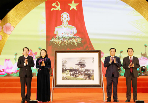 Ngày 10-1, thực hiện phân công của Bộ Chính trị, đồng chí Đinh Tiến Dũng, Ủy viên Bộ Chính trị, Bí thư Thành ủy, Trưởng đoàn đại biểu Quốc hội thành phố Hà Nội đã về thăm, chúc Tết, tặng quà Đảng bộ và nhân dân tỉnh Ninh Bình.