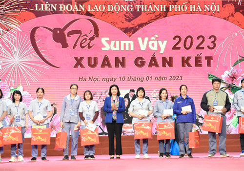 Sáng 10-1, tại Cung Văn hóa Lao động hữu nghị Việt Xô, Liên đoàn Lao động thành phố Hà Nội đã tổ chức chương trình “Tết Sum vầy - Xuân gắn kết” với nhiều hoạt động ý nghĩa dành cho hơn 1.000 công nhân lao động, đại diện cho trên 2,5 triệu đoàn viên Công đoàn, công nhân, viên chức, lao động toàn thành phố. Ủy viên Trung ương Đảng, Phó Bí thư Thường trực Thành ủy Hà Nội Nguyễn Thị Tuyến tham dự, động viên và tặng quà công nhân lao động.