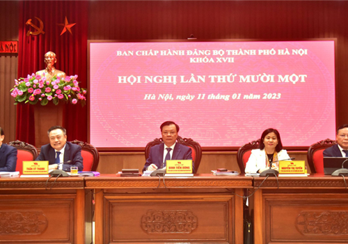 Sáng 11-1, Ban Chấp hành Đảng bộ thành phố Hà Nội khoá XVII tiến hành Hội nghị lần thứ 11 xem xét, cho ý kiến 3 dự thảo báo cáo thường kỳ hàng năm của Thành ủy; thảo luận, cho ý kiến thông qua các kế hoạch, chương trình hành động thực hiện 10 nghị quyết của Ban Chấp hành Trung ương Đảng và Bộ Chính trị vừa được ban hành thời gian qua.