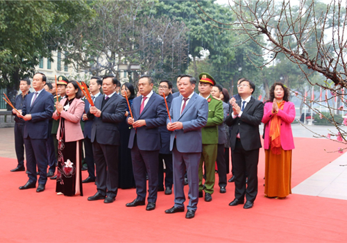 Sáng 21-1 (tức 30 tháng Chạp), trước thời khắc đón mừng xuân mới Quý Mão 2023, Đoàn đại biểu Thành ủy, HĐND, UBND, Ủy ban Mặt trận Tổ quốc Việt Nam thành phố Hà Nội do đồng chí Đinh Tiến Dũng, Ủy viên Bộ Chính trị, Bí thư Thành ủy, Trưởng đoàn đại biểu Quốc hội thành phố dẫn đầu đã đến dâng hương tưởng nhớ các vị liệt tổ, liệt tông tại Tượng đài vua Lý Thái Tổ, đền Ngọc Sơn, Tượng đài vua Lê Thái Tổ (Di tích lịch sử văn hóa đình Nam Hương) và Điện Kính Thiên (Trung tâm Hoàng thành Thăng Long).