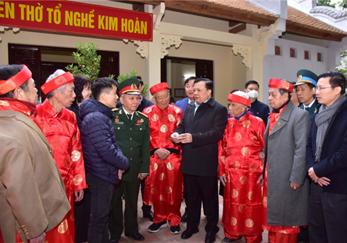 Nhân dịp đầu Xuân Quý Mão 2023, Uỷ viên Bộ Chính trị, Bí thư Thành ủy Đinh Tiến Dũng đã trò chuyện, trao đổi với các cụ cao niên và nghệ nhân của phường Định Công quận Hoàng Mai về định hướng khôi phục, phát triển nghề kim hoàn truyền thống của địa phương