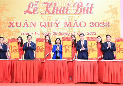Sáng 28-1, tại Đình thờ Tiên triết Chu Văn An (xã Thanh Liệt, huyện Thanh Trì, Hà Nội), Ủy viên Trung ương Đảng, Phó Bí thư Thường trực Thành ủy Hà Nội Nguyễn Thị Tuyến đã dự lễ dâng hương tưởng niệm thầy giáo Chu Văn An và lễ khai bút Xuân Quý Mão trên địa bàn huyện Thanh Trì. 