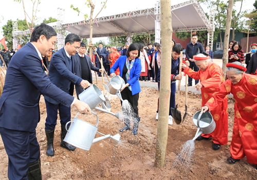 Sáng 28-1, tại Dự án kè ao số 1 (xã Yên Mỹ, huyện Thanh Trì), Ủy viên Trung ương Đảng, Phó Bí thư Thường trực Thành ủy Hà Nội Nguyễn Thị Tuyến dự Lễ phát động "Tết trồng cây đời đời nhớ ơn Bác Hồ" Xuân Quý Mão 2023 của huyện Thanh Trì. 