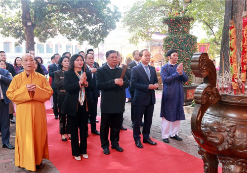 Sáng 30/1 (tức mùng 9 tháng Giêng năm Quý Mão), tại Khu di sản văn hóa thế giới Hoàng thành Thăng Long (quận Ba Đình, Hà Nội), Trung tâm Bảo tồn di sản Thăng Long - Hà Nội phối hợp Hội Di sản Văn hóa Thăng Long - Hà Nội tổ chức lễ dâng hương, khai xuân tưởng nhớ các bậc tiên đế, các bậc hiền tài có công với nước.