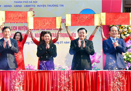 Sáng 30-1, trong không khí của những ngày đầu xuân mới, Huyện ủy, HĐND, UBND, Ủy ban Mặt trận Tổ quốc Việt Nam huyện Thường Tín tổ chức lễ khai bút và sản xuất các làng nghề truyền thống và mở đầu mùa du lịch năm Quý Mão 2023 tại Văn Từ Thượng Phúc, thôn Văn Hội, xã Văn Bình, huyện Thường Tín, Hà Nội. Ủy viên Bộ Chính trị, Bí thư Thành ủy, Trưởng đoàn đại biểu Quốc hội thành phố Hà Nội Đinh Tiến Dũng; Phó Bí thư Thành ủy, Chủ tịch HĐND thành phố Hà Nội Nguyễn Ngọc Tuấn dự lễ khai bút.
