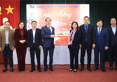 Chiều 9-1, Ủy viên Trung ương Đảng, Phó Bí thư Thường trực Thành ủy Hà Nội Nguyễn Thị Tuyến đã đến thăm, chúc Tết và động viên cán bộ, công nhân lao động Công ty TNHH một thành viên Thoát nước Hà Nội. Cùng tham dự có lãnh đạo Liên đoàn Lao động thành phố và Sở Xây dựng Hà Nội.