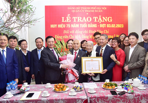 Chiều 9-1, đồng chí Đinh Tiến Dũng, Ủy viên Bộ Chính trị, Bí thư Thành ủy, Trưởng đoàn đại biểu Quốc hội thành phố Hà Nội đã đến nhà riêng trao Huy hiệu 75 năm tuổi Đảng (trao tặng sớm) tặng đồng chí Đinh Văn Chỉ, đảng viên Đảng bộ quận Thanh Xuân.