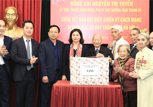 Chiều 9-1, Ủy viên Trung ương Đảng, Phó Bí thư Thường trực Thành ủy Hà Nội Nguyễn Thị Tuyến tới thăm, chúc Tết Ban liên lạc Chiến sĩ cách mạng bị địch bắt tù đày thành phố Hà Nội.