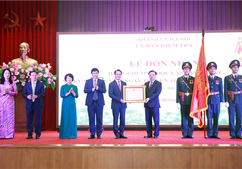 Sáng 16-10, Ủy ban Kiểm tra Thành ủy Hà Nội tổ chức trọng thể Lễ kỷ niệm 75 năm Ngày truyền thống ngành Kiểm tra Đảng (16/10/1948 - 16/10/2023) và đón nhận Huân chương Độc lập hạng Nhất - phần thưởng cao quý của Đảng và Nhà nước trao tặng.