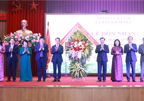 Sáng 16-10, Ủy ban Kiểm tra Thành ủy Hà Nội tổ chức trọng thể Lễ kỷ niệm 75 năm Ngày truyền thống ngành Kiểm tra Đảng (16/10/1948 - 16/10/2023) và đón nhận Huân chương Độc lập hạng Nhất - phần thưởng cao quý của Đảng và Nhà nước trao tặng.