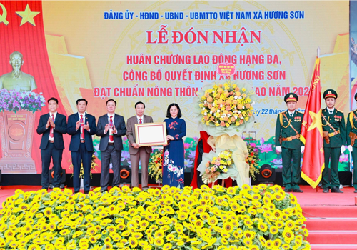 Ngày 22-10, Ủy viên Trung ương Đảng, Phó Bí thư Thường trực Thành ủy Hà Nội Nguyễn Thị Tuyến, Trưởng ban Chỉ đạo chương trình số 04 của Thành ủy đã dự lễ đón nhận Huân chương Lao động hạng Ba và công bố quyết định xã đạt chuẩn nông thôn mới nâng cao năm 2022 do xã Hương Sơn (huyện Mỹ Đức) tổ chức.