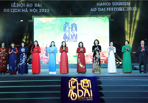 Hưởng ứng các hoạt động kỷ niệm các ngày lễ lớn năm 2023, thiết thực kỷ niệm 69 năm Ngày giải phóng Thủ đô, tối 27-10, UBND thành phố Hà Nội tổ chức Lễ hội Áo dài du lịch Hà Nội năm 2023 tại vườn hoa đền Bà Kiệu và không gian đi bộ khu vực hồ Hoàn Kiếm.