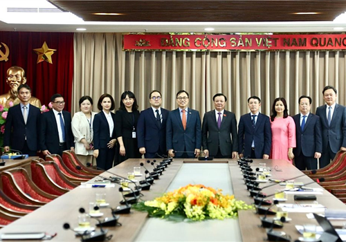 Sáng 27-10, Ủy viên Bộ Chính trị, Bí thư Thành ủy Hà Nội Đinh Tiến Dũng tiếp tân Đại sứ Hàn Quốc tại Việt Nam Choi Youngsam đến chào xã giao nhân dịp nhận nhiệm kỳ mới.
