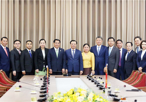 Chiều 4-10, Ủy viên Bộ Chính trị, Bí thư Thành ủy, Trưởng đoàn Đại biểu Quốc hội thành phố Hà Nội Đinh Tiến Dũng đã tiếp Đoàn Đại biểu cấp cao Thủ đô Viêng Chăn (Lào), do đồng chí Athsaphangthong Siphandone, Ủy viên Trung ương Đảng Nhân dân Cách mạng Lào, Phó Bí thư Thành ủy Viêng Chăn, Đô trưởng dẫn đầu.