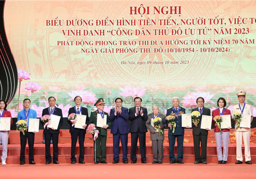 Sáng 9-10, tại Cung Văn hóa lao động hữu nghị Việt - Xô, Thành ủy, HĐND, UBND, Ủy ban Mặt trận Tổ quốc Việt Nam thành phố Hà Nội tổ chức Hội nghị biểu dương điển hình tiên tiến, người tốt - việc tốt; vinh danh “Công dân Thủ đô ưu tú” năm 2023; phát động phong trào thi đua hướng tới kỷ niệm 70 năm Ngày Giải phóng Thủ đô (10/10/1954 - 10/10/2024).