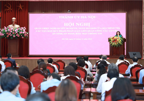 Sáng 1-11, Thành ủy Hà Nội tổ chức Hội nghị quán triệt các nội dung cơ bản của Nghị quyết số 56-NQ/TW, ngày 5-3-2020 của Bộ Chính trị về chiến lược phát triển ngành Cơ yếu Việt Nam đến năm 2030 và định hướng đến năm 2045; các văn bản quy phạm pháp luật liên quan đến công tác cơ yếu, an ninh, an toàn thông tin, bảo mật thông tin.