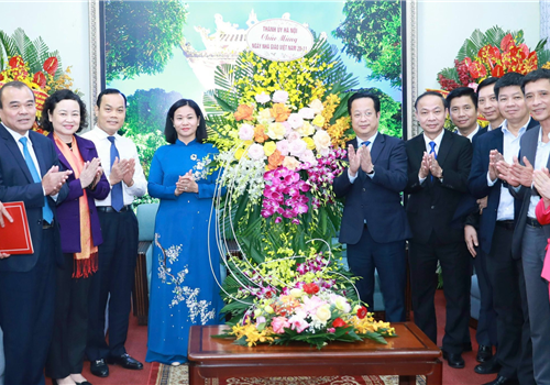 Nhân kỷ niệm 41 năm Ngày Nhà giáo Việt Nam (20/11/1982 - 20/11/2023), chiều 17-11, thay mặt Thành ủy, HĐND, UBND, Ủy ban Mặt trận Tổ quốc Việt Nam thành phố Hà Nội, đồng chí Nguyễn Thị Tuyến, Ủy viên Trung ương Đảng, Phó Bí thư Thường trực Thành ủy đã đến thăm, chúc mừng Học viện Chính trị quốc gia Hồ Chí Minh, Sở Giáo dục và Đào tạo Hà Nội.
